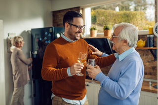 Le meilleur cadeau pour un grand-père bon vivant : des spiritueux pour sa fête, son anniversaire ou pour Noël